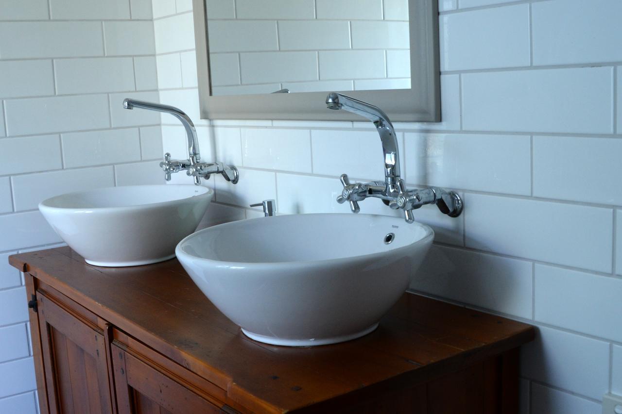 Connemara Country Lodge Awhitu Екстериор снимка